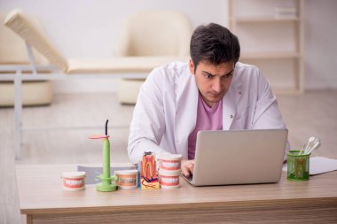 Hastanede çalışan genç bir dişçi.