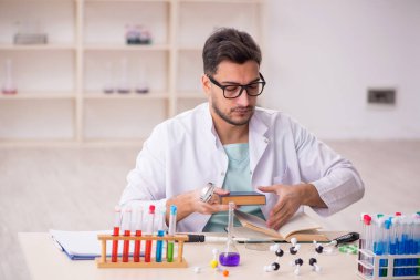 Laboratuvarda çalışan genç bir kimyager.