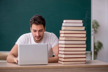 Sınıfta oturan genç öğrenci.