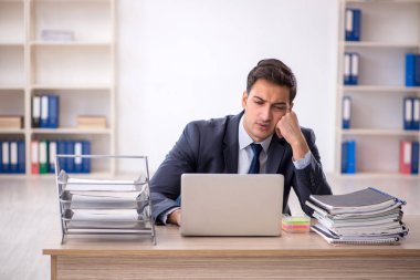 Ofiste çalışan genç işadamı.