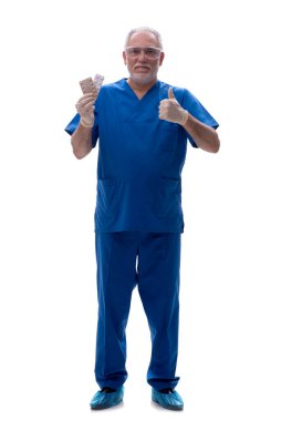 Yaşlı doktor beyaza izole edilmiş haplar önerdi.