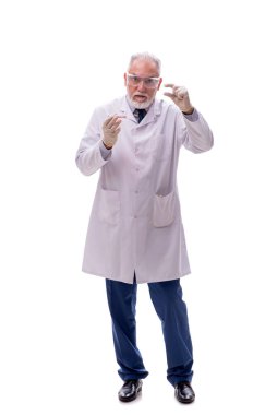 Yaşlı kimyagerin beyazı.