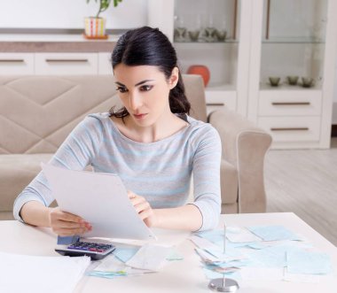 Bütçe planlamadaki genç kadın.