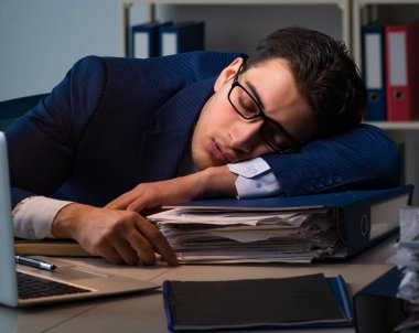 Ofiste fazla mesai saat sonra uyku ve yorgun işadamı