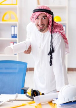 Arap mühendis yeni proje üzerinde çalışıyor