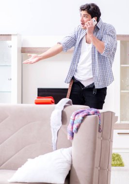 Ev partisinden sonra evi dağıtan adam.