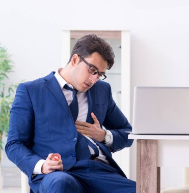 İflas eden işadamı evde kalp krizi geçiriyor.