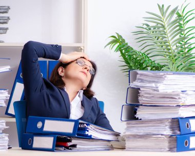 Orta yaşlı iş kadını aşırı işten memnun değil.