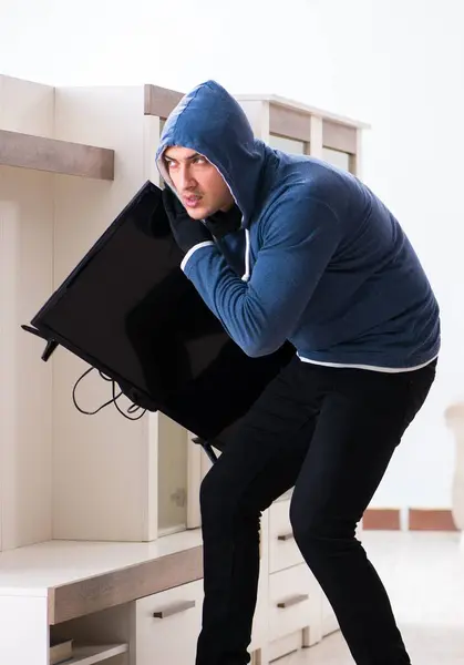 強盗が家からテレビを盗んだ — ストック写真
