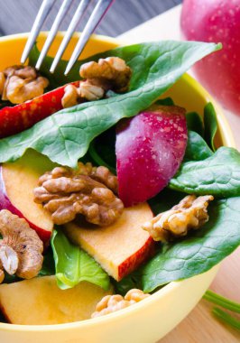 Masada duran fındıklı ve elmalı ıspanak salatası.