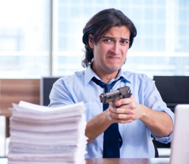 Genç çalışan aşırı işten memnun değil.