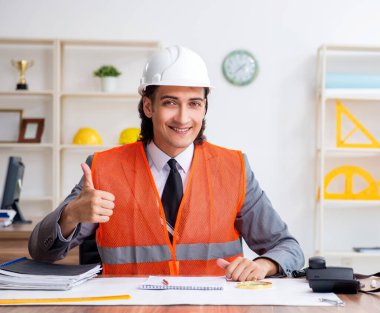 Ofiste çalışan genç erkek mimar.