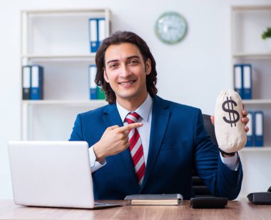 Ofiste çalışan genç erkek işadamı.