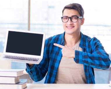 Telelkazan mesafesi öğrenme konsepti kütüphanede okunuyor