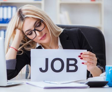 Ofiste mesajı olan genç iş kadını.