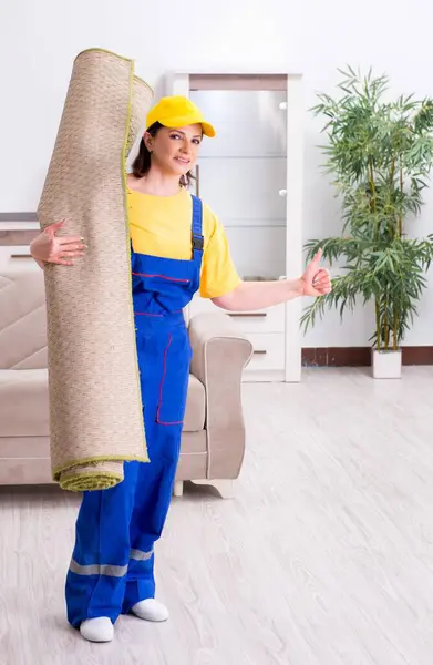Old Female Contractor Doing Housework — Stock Photo, Image