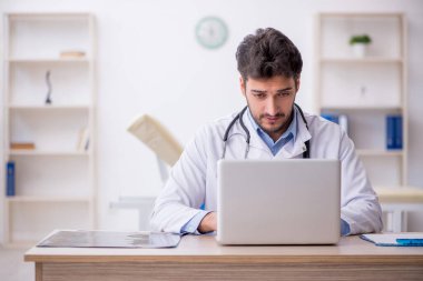 Teletıp konseptinde genç doktor