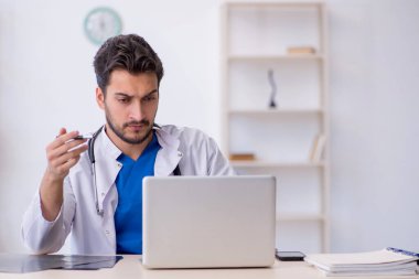 Teletıp konseptinde genç doktor