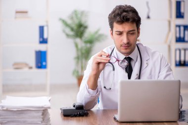 Teletıp konseptinde genç doktor