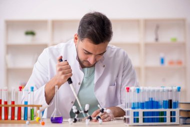 Laboratuvarda çalışan genç bir kimyager.