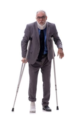 Eski erkek patron araba kazasından sonra beyazda izole edilmiş.