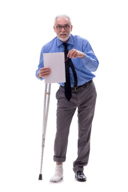 Koltuk değnekleri beyaz olan eski erkek patron.