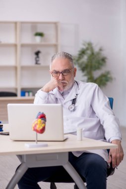 Teletıp konseptinde yaşlı bir doktor.