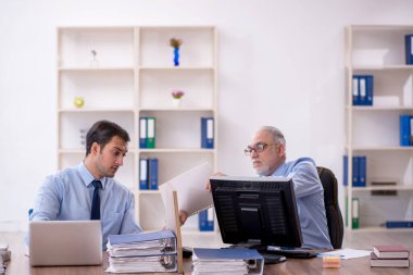 Ofiste çalışan iki meslektaşım.