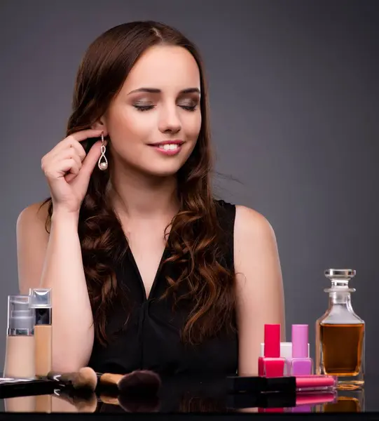 Mujer Haciendo Maquillaje Sobre Fondo Oscuro — Foto de Stock