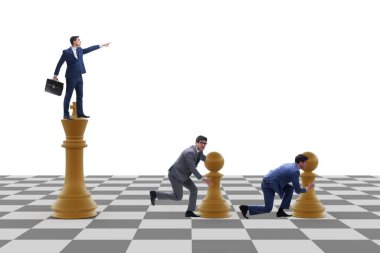 Satranç oyununda bağıran iş adamı