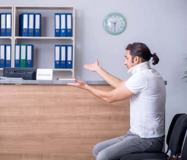 Klinik resepsiyon masası ve genç hasta