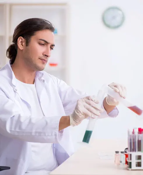 Laboratuvarda Çalışan Genç Erkek Kimyager Stok Resim