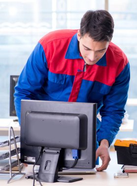 Bilgisayar tamir uzmanı bilgisayar masaüstünü onarıyor