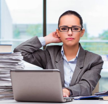 Ofiste çalışan genç iş kadını.