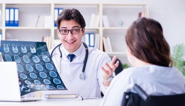 Doktor hastaya röntgen sonuçlarını açıklıyor.