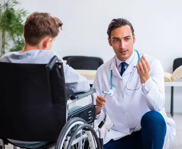 Der Junge Arzt Kinderarzt Und Junge Rollstuhl — Stockfoto