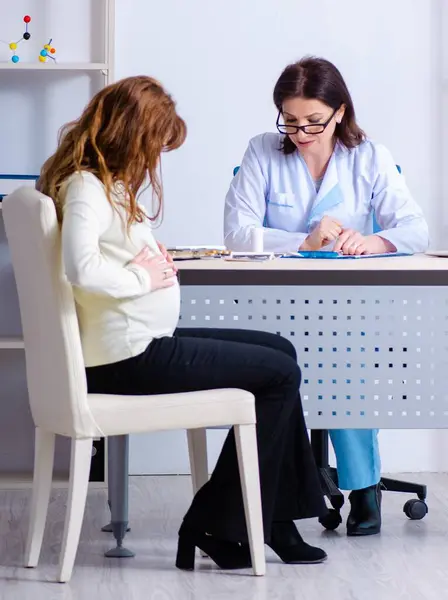 Theyoung Pregnant Woman Visiting Experienced Doctor Gynecologist — Stock Photo, Image