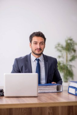 Ofiste çalışan genç bir çalışan.