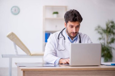 Teletıp konseptinde genç doktor