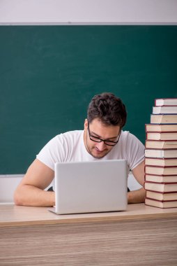 Sınıfta oturan genç öğrenci.