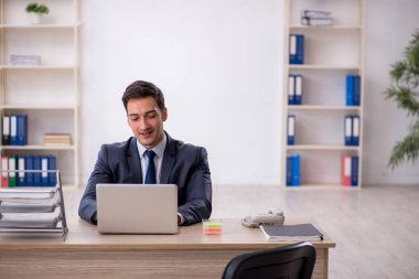 Ofiste çalışan genç işadamı.