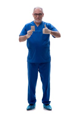 Yaşlı doktor beyaza izole edilmiş haplar önerdi.