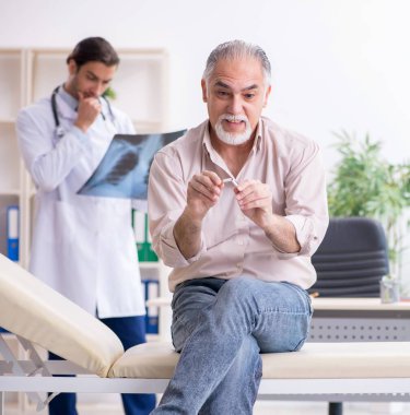 Sigara karşıtı genç doktor ve yaşlı hasta