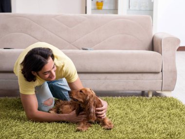 Cocker spaniel köpeği olan genç adam.