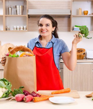 Mutfakta sebzeli genç kadın.