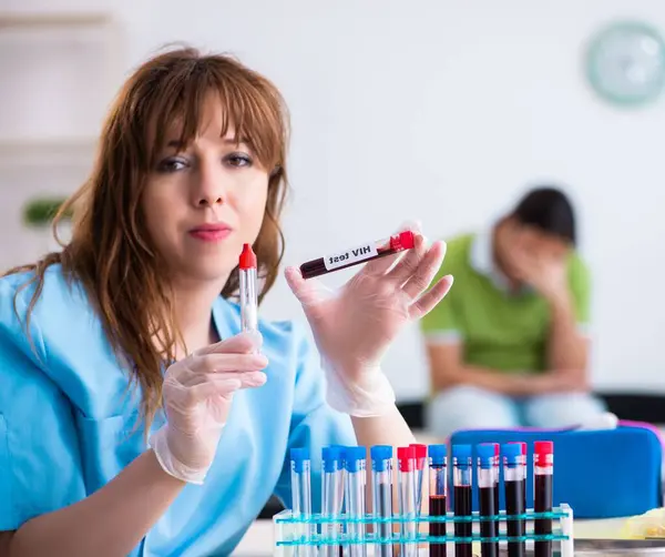 Young Lab Assistant Testing Blood Samples Hospital — Stock Photo, Image