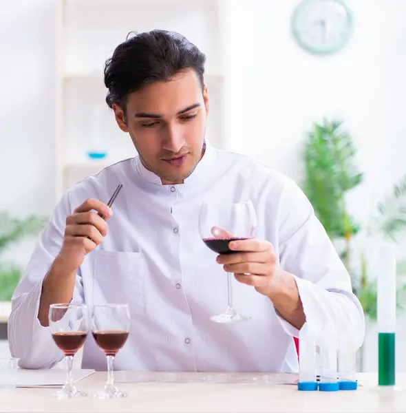 Male Chemist Examining Wine Samples Lab — Stock Photo, Image