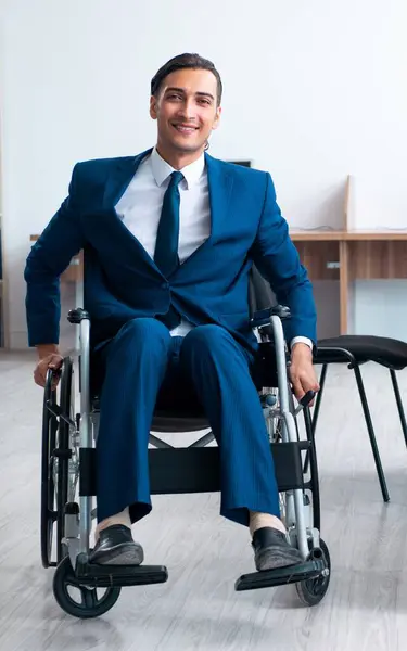 Der Junge Männliche Mitarbeiter Rollstuhl lizenzfreie Stockfotos
