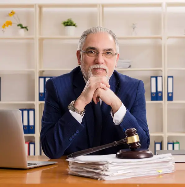Den Gamle Advokaten Som Arbetar Domstolen Stockfoto