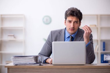 Ofiste çalışan genç bir çalışan.